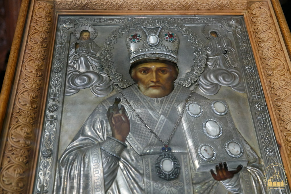 Крестный ход и молитвы "за всех нас грешных": каким было последнее богослужение в Святогорской лавре