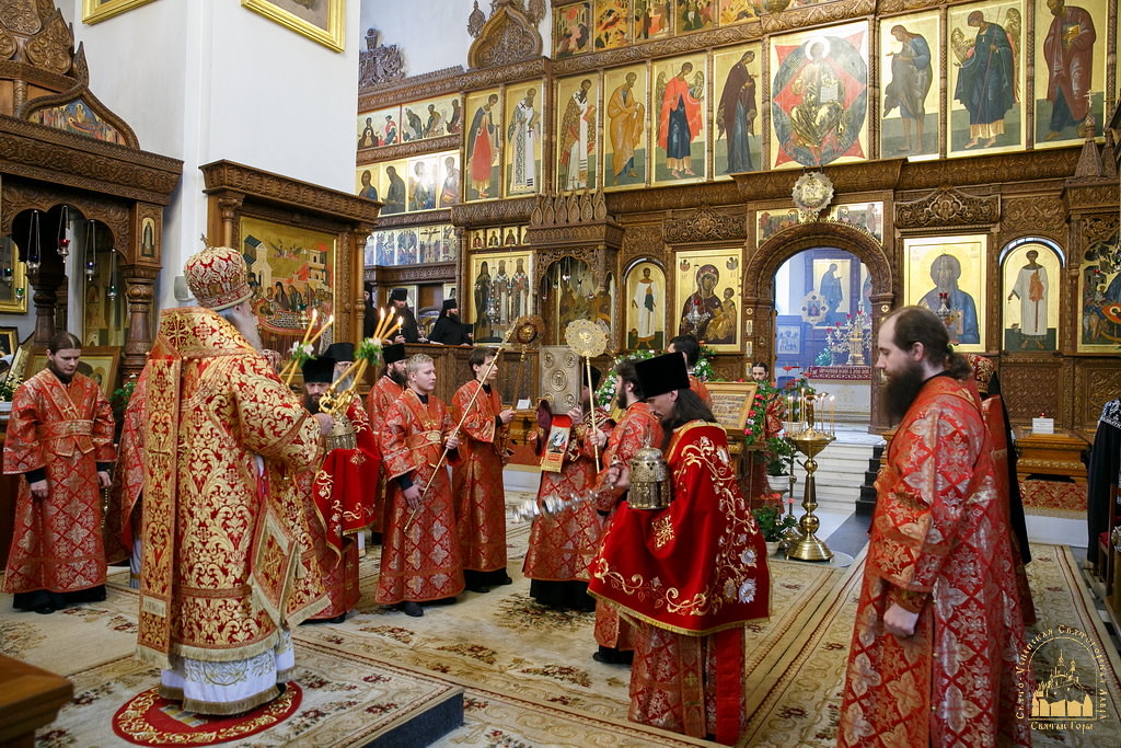Крестный ход и молитвы "за всех нас грешных": каким было последнее богослужение в Святогорской лавре