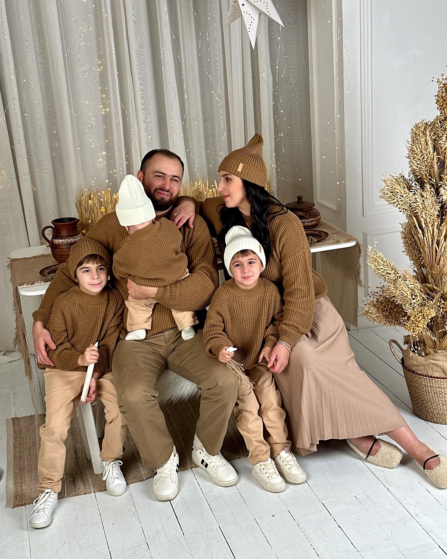 Джамала замилувала стильним фемілі "луком" із чоловіком та трьома синами: затишні фото