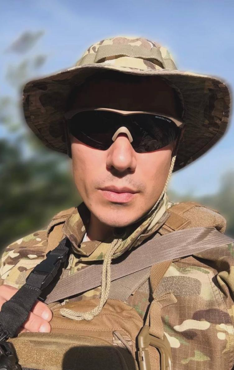 "Пізно": Вадим Олійник заінтригував фото у військовій формі та зі зброєю