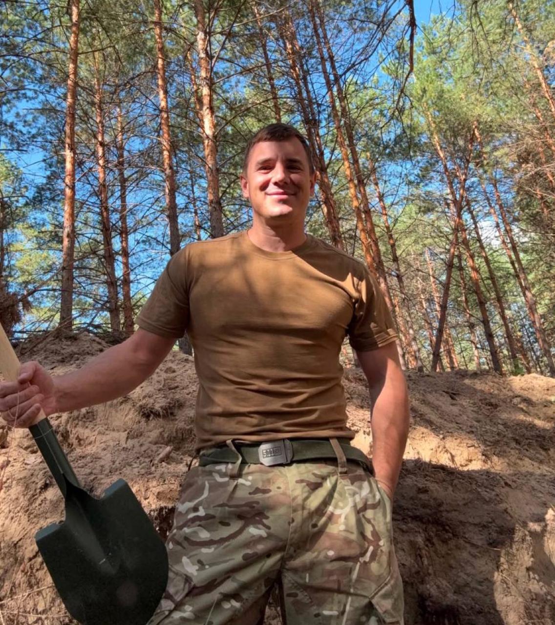"Пізно": Вадим Олійник заінтригував фото у військовій формі та зі зброєю