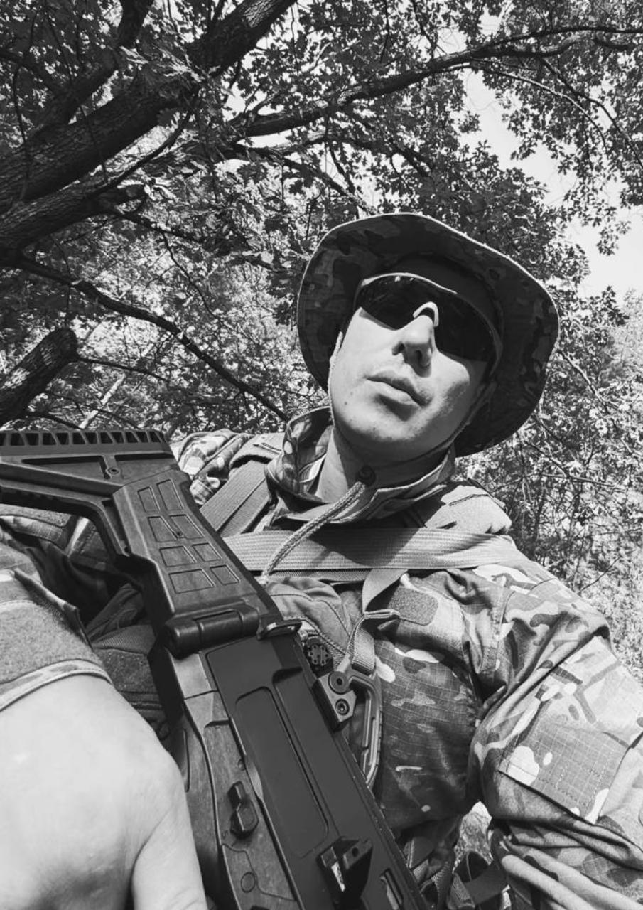 "Пізно": Вадим Олійник заінтригував фото у військовій формі та зі зброєю
