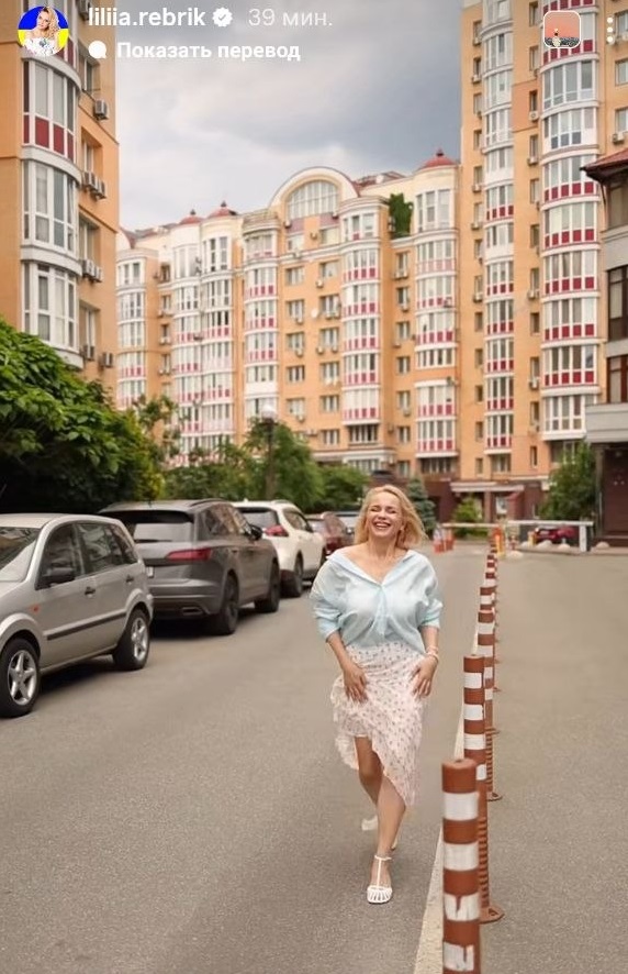 Це взуття стане хітом літа: Ребрик показала стильний міський образ із босоніжками