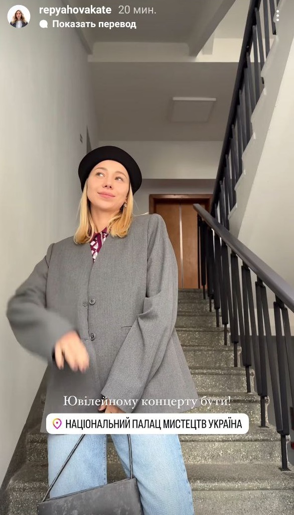 Укороченные джинсы - тренд весны 2025: как их носит жена Виктора Павлика (фото)