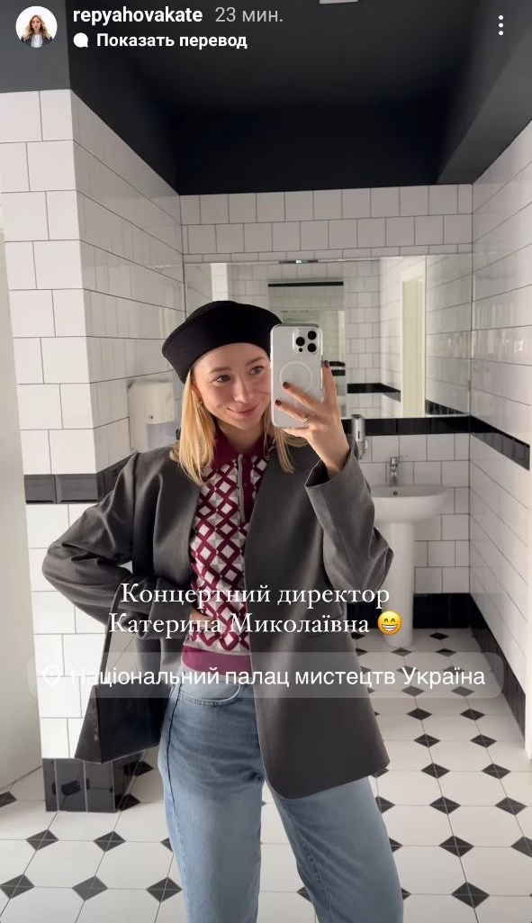 Укороченные джинсы - тренд весны 2025: как их носит жена Виктора Павлика (фото)