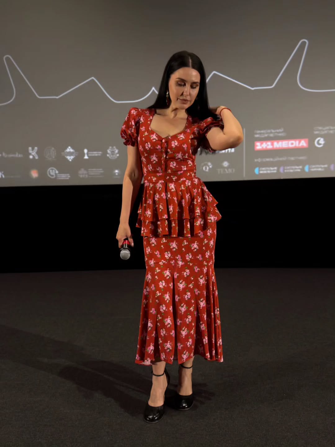 Этот костюм делает фигуру более стройной: стильный "лук" Людмилы Барбир