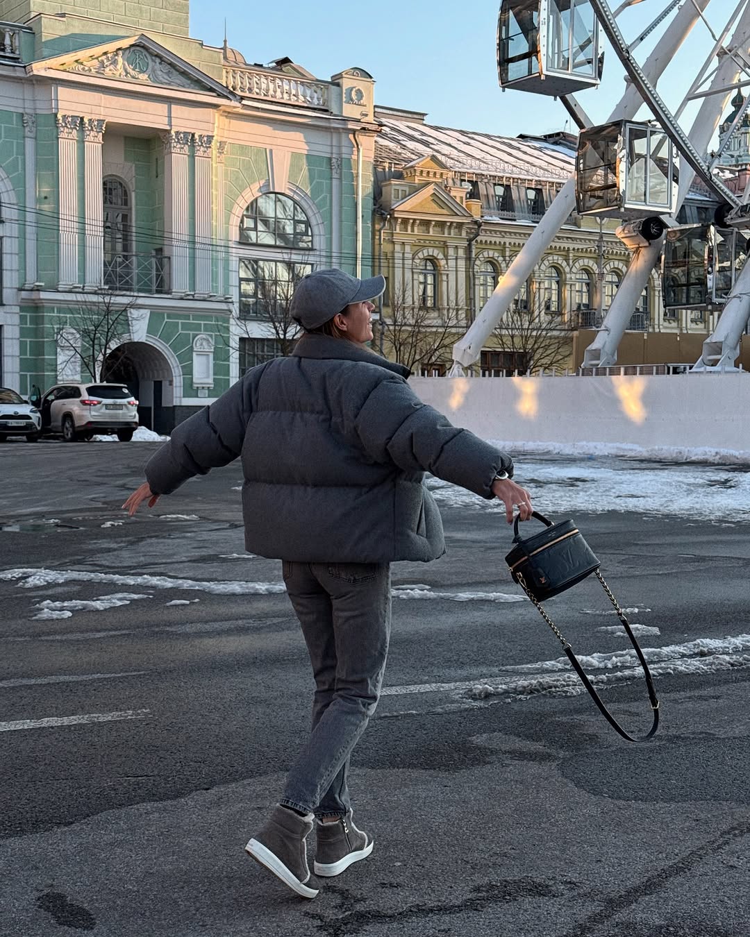 Як виглядають наймодніші джинси на весну 2025: дружина Решетніка продемонструвала стильний "лук"