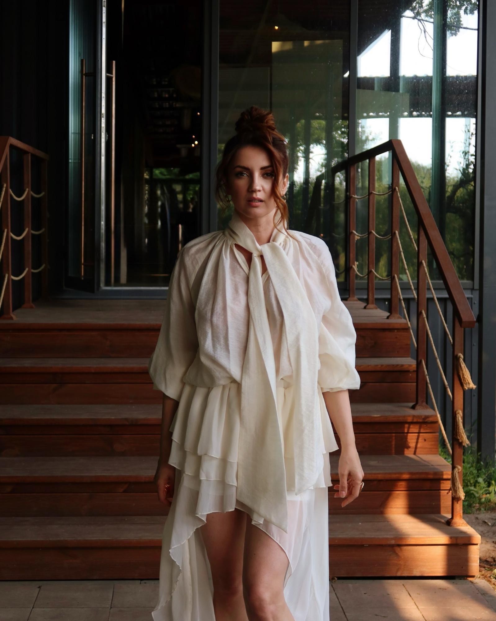 Наче наречена: Оля Цибульська показала романтичний образ у сукні зі шлейфом