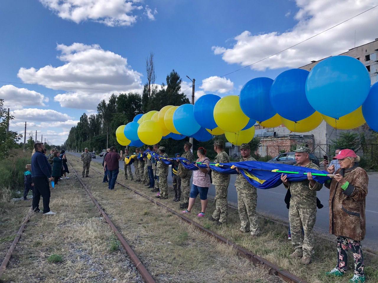 Над окупованим Донецьком пролетів прапор України: сюрприз від патріотів