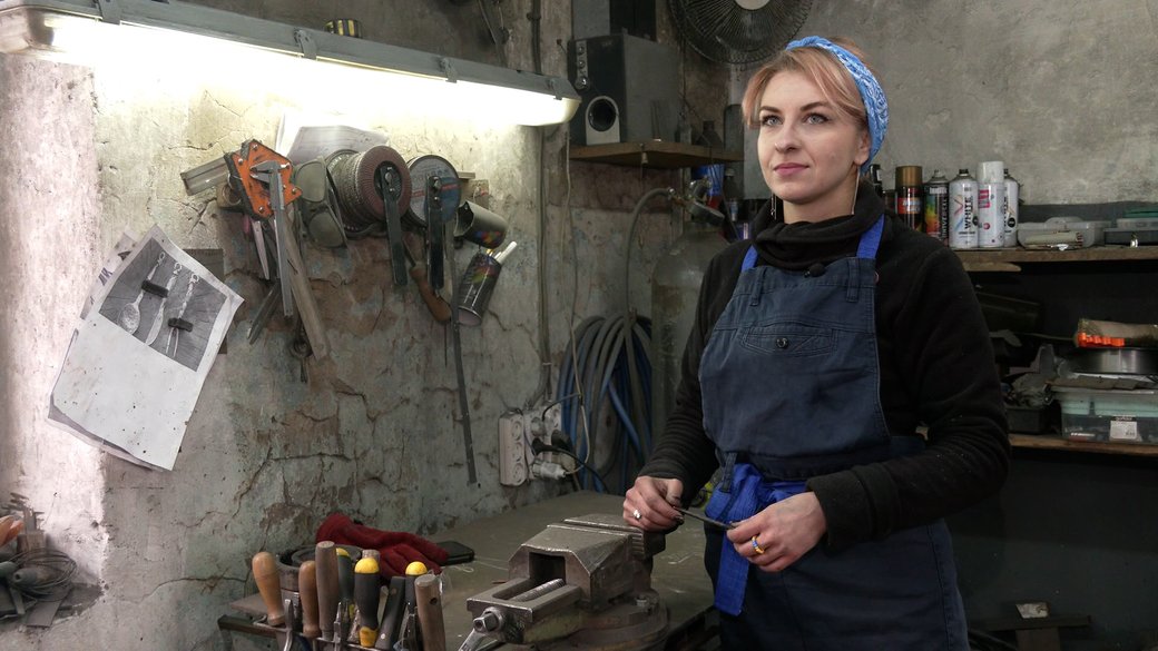 Под Черниговом женщина стала кузнецом, чтобы сохранить дело мужа, пока он на войне (видео)
