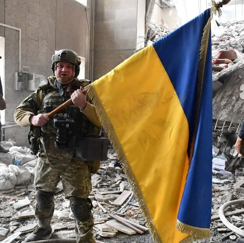 В розбомбленій Миколаївській ОДА дивом вцілів український прапор: знакове фото