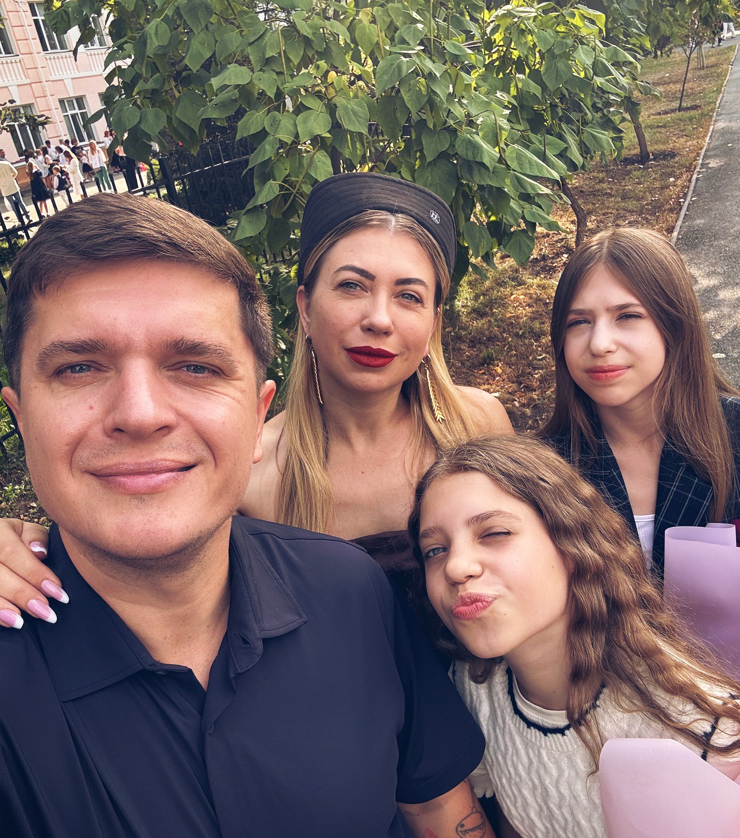 Жена Анатолича умилила редкими кадрами с ведущим и детьми: теплые семейные фото