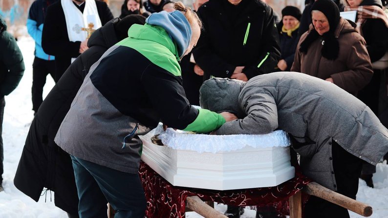 "Молились усі". Провели в останню путь 5-річного Велеса, який помер після видалення зубів