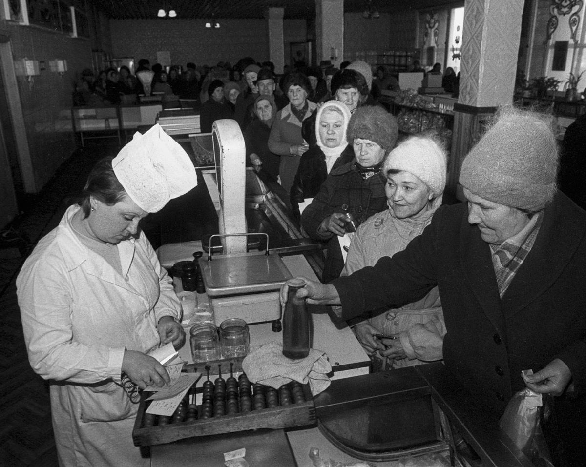 Всплыли запрещенные фото времен СССР, на которых люди дерутся за еду и одежду