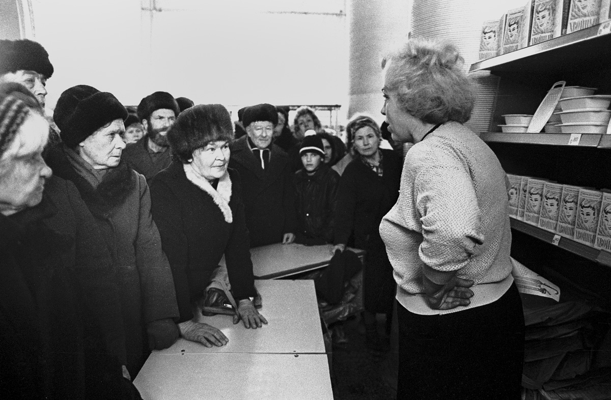 Всплыли запрещенные фото времен СССР, на которых люди дерутся за еду и одежду