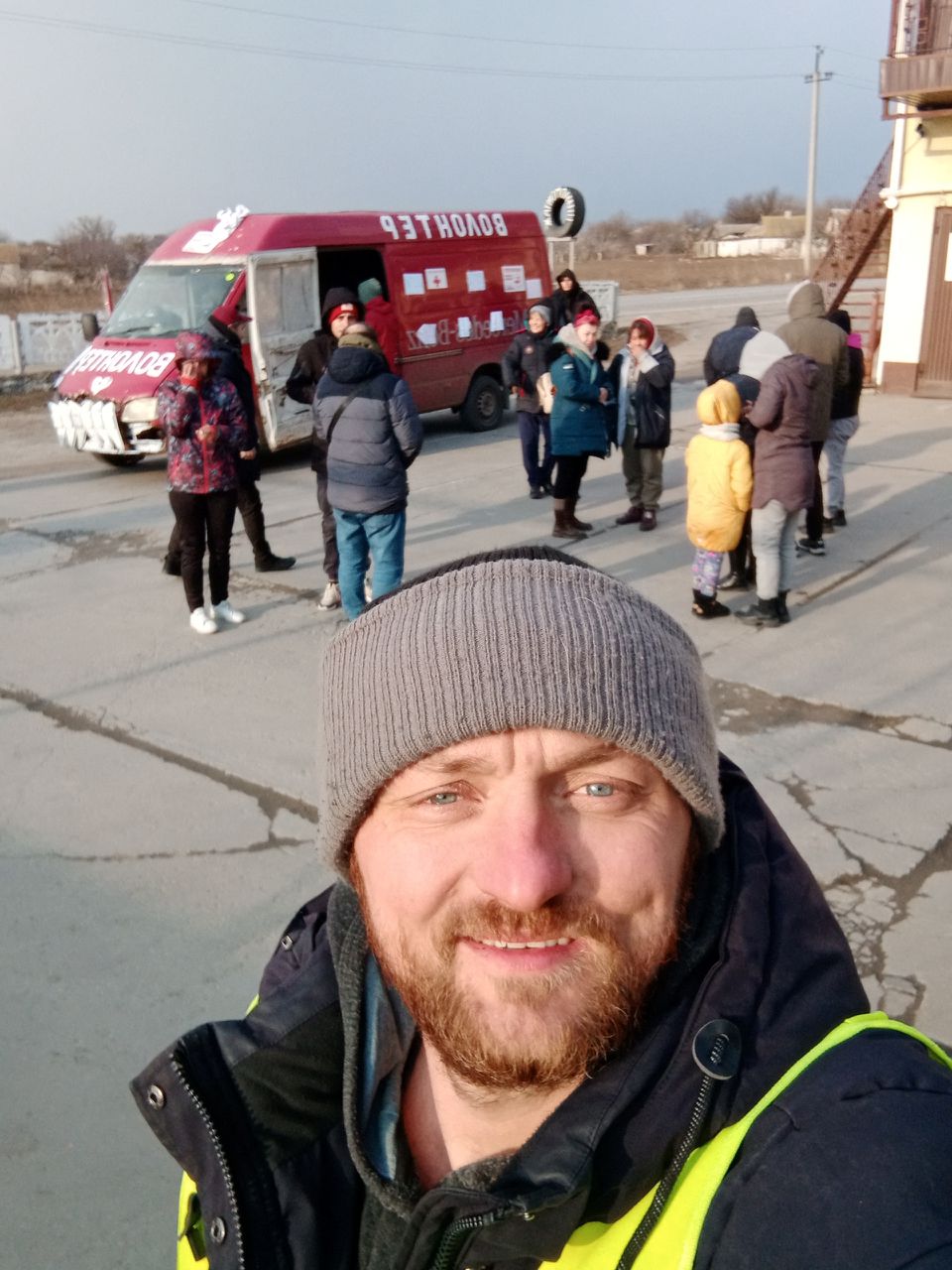 Відкрив свій зелений коридор: бізнесмен з Маріуполя врятував близько тисячі людей
