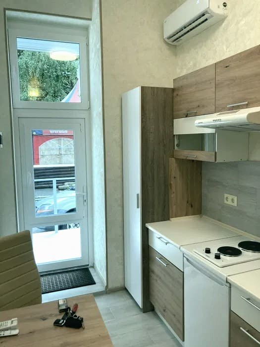 Розетки в душі і телевізор на ногах: у Києві продають квартиру-"комору" за 33 тис. доларів