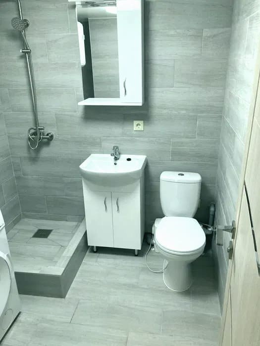 Розетки в душі і телевізор на ногах: у Києві продають квартиру-"комору" за 33 тис. доларів