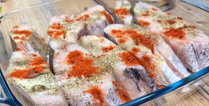 Как приготовить ароматный хек, который получится вкуснее красной рыбы: пошаговый рецепт