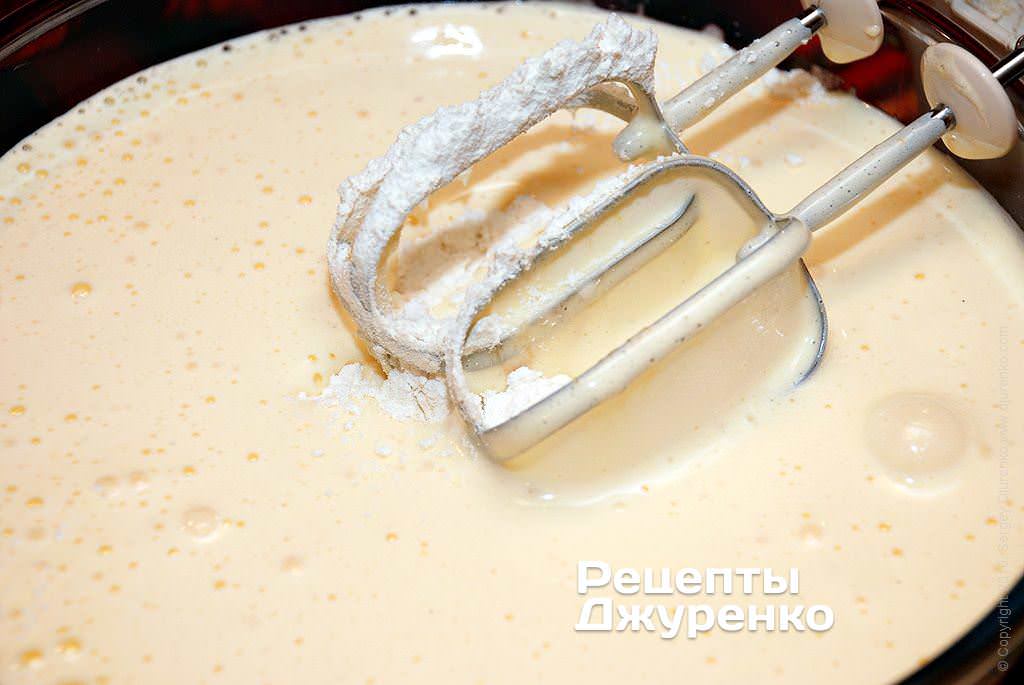 Кулінар поділився "швидким" рецептом шарлотки з яблуками: впорається навіть початківець!