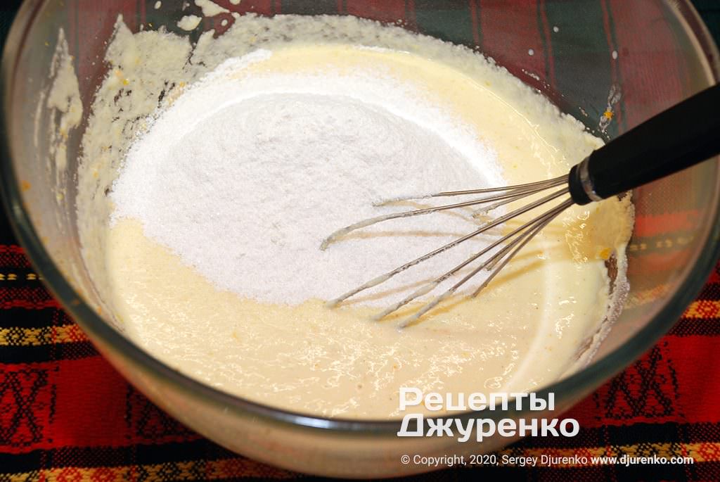 Кулінар поділився простим рецептом манника на кефірі: недорого і фантастично смачно!