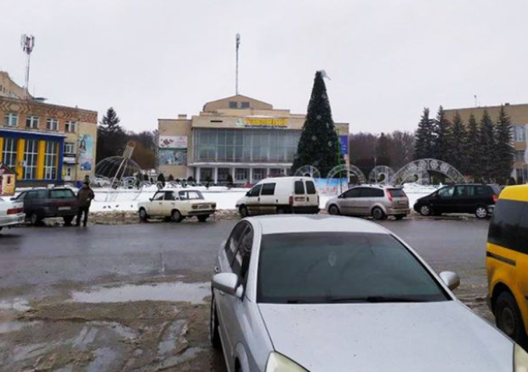 Ураганний вітер повалив новорічні ялинки в різних містах України (відео і фото)