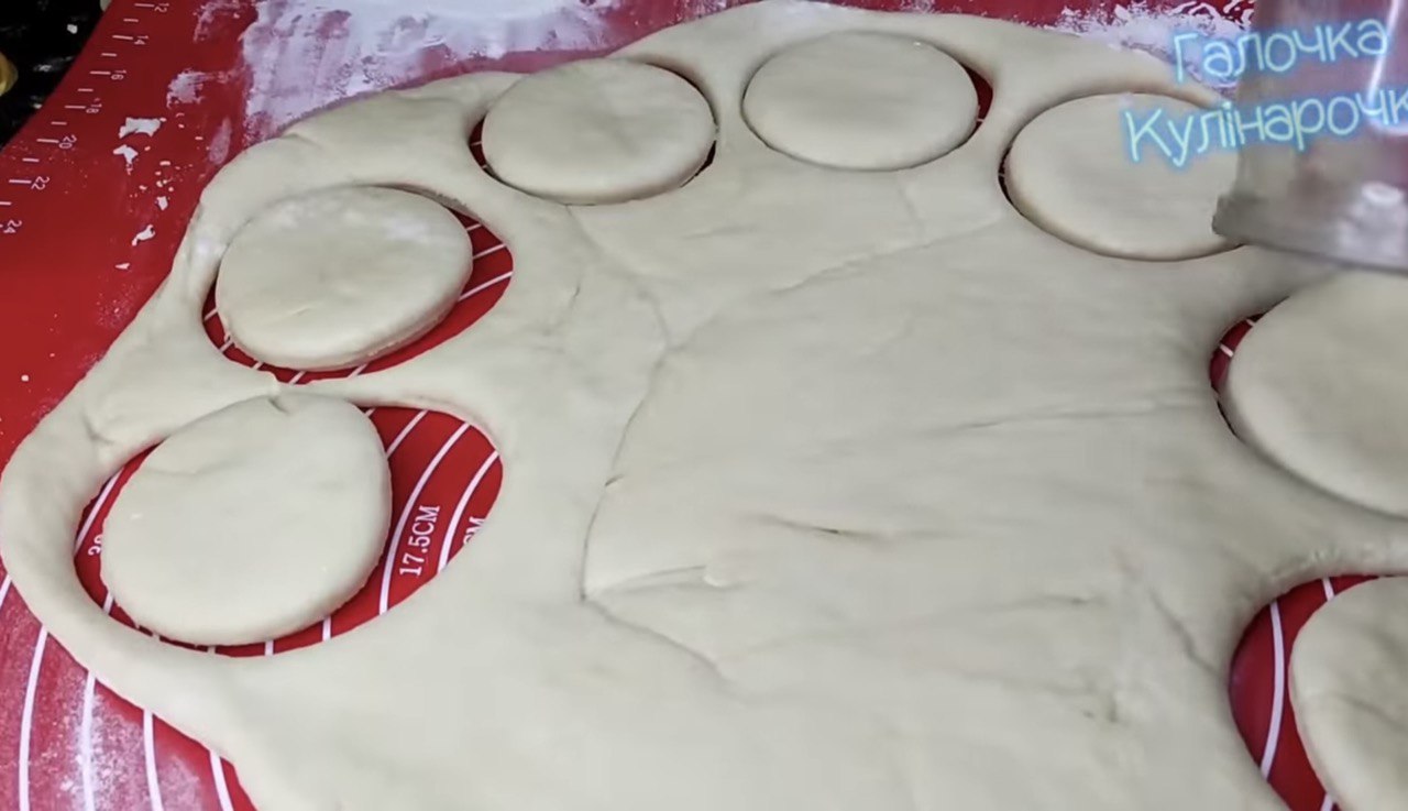 Вкусные пончики с вишнями на Рождество: простой пошаговый рецепт