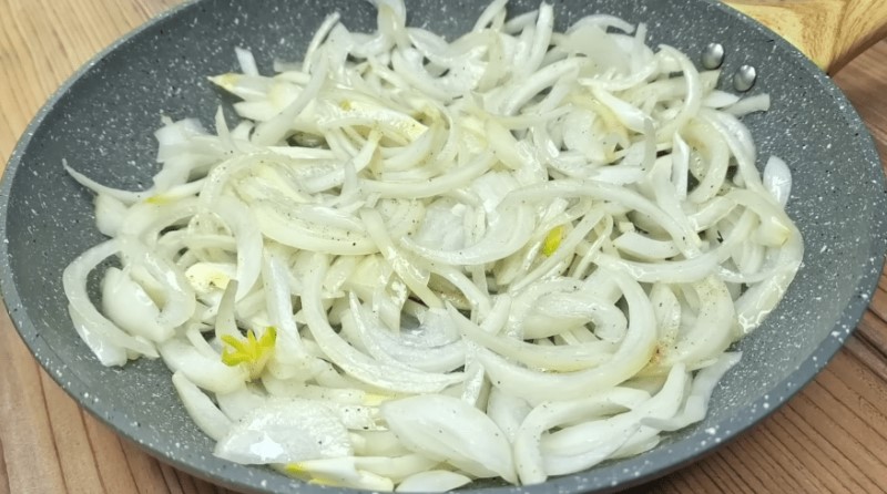Как приготовить ароматный хек, который получится вкуснее красной рыбы: пошаговый рецепт
