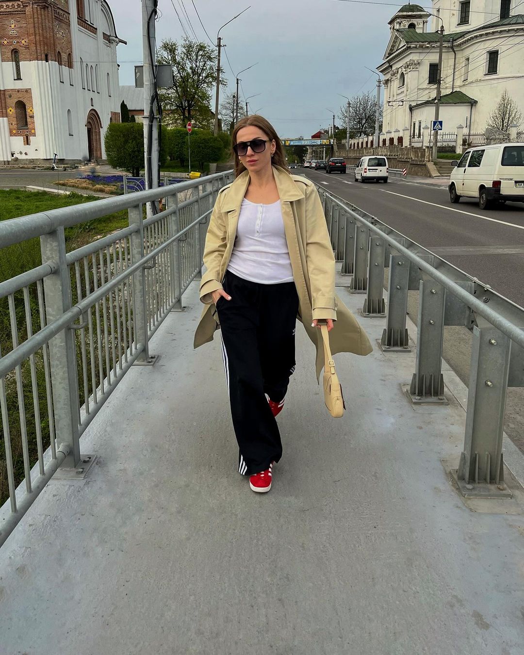 Не выходит из модного мира: стилист показала, как носить популярную вещь этой весны