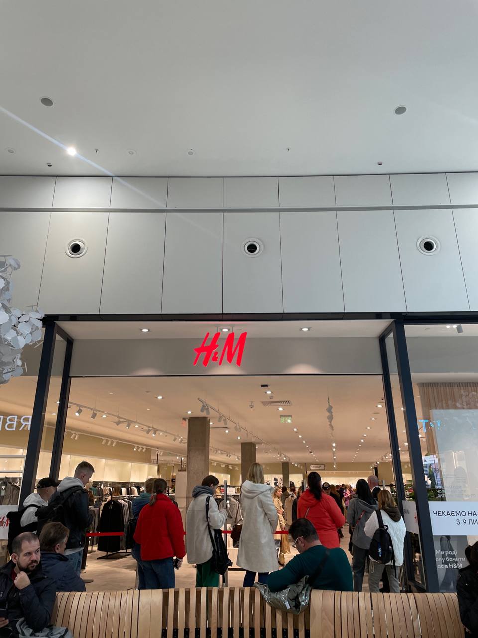 H&amp;M вернулся в Украину: фото и видео очередей и эмоции модников