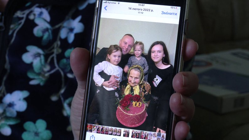 "Пережила Сталіна, переживу і Путіна": історія 102-річної українки, яка досі читає без окулярів