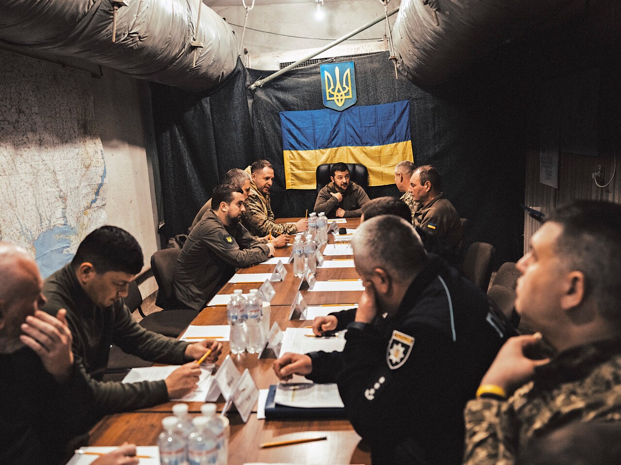 Консерви з черствим хлібом та "запрещьонка". Журналіст - про життя Зеленського у бункері на початку війни