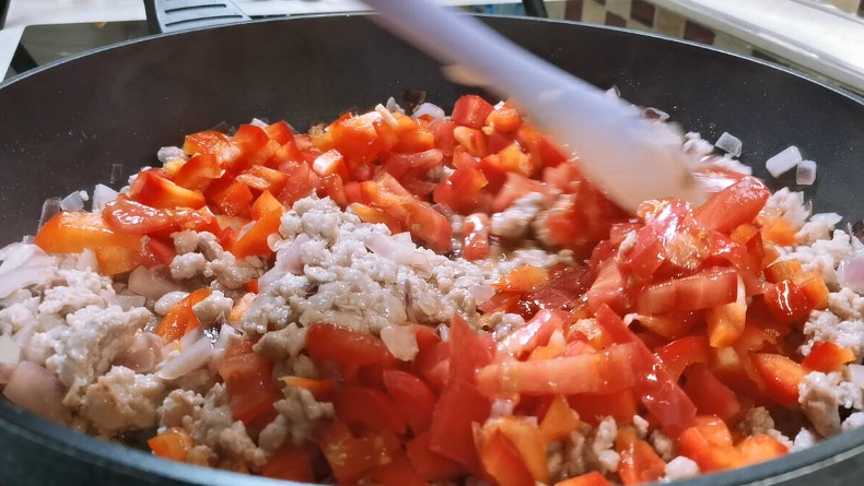 Без теста и всего за 20 минут: как приготовить вкусный пирог с мясом