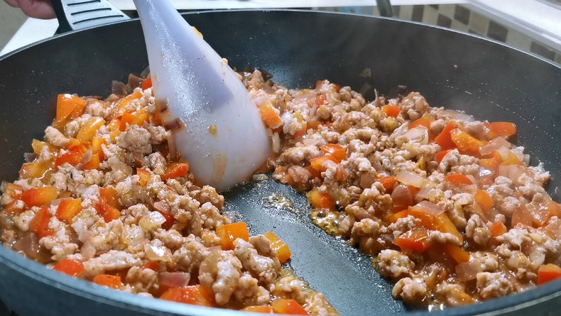Без теста и всего за 20 минут: как приготовить вкусный пирог с мясом