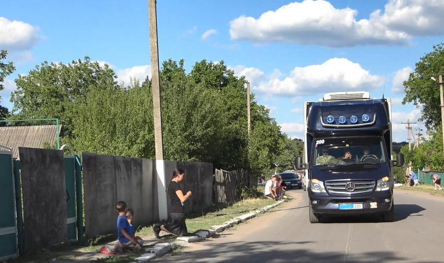 Украинцы 10-километровой живой цепью на коленях встречали погибшего героя Юрия Тарана (видео)