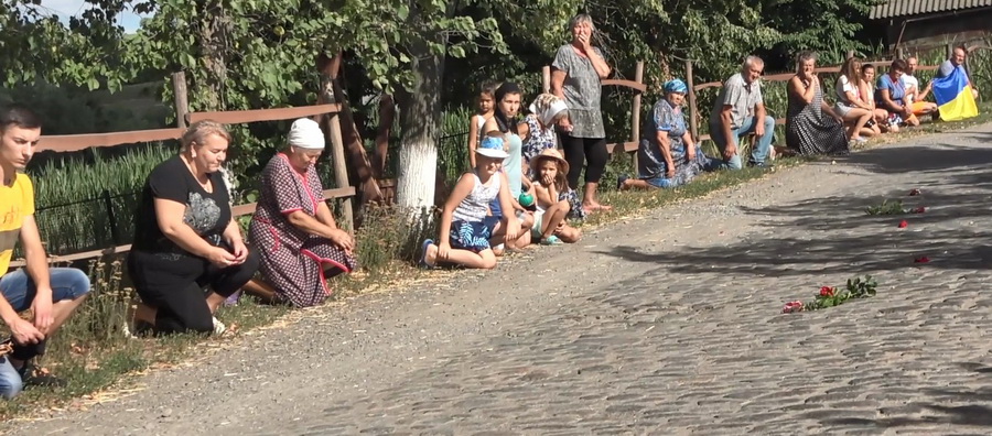 Украинцы 10-километровой живой цепью на коленях встречали погибшего героя Юрия Тарана (видео)