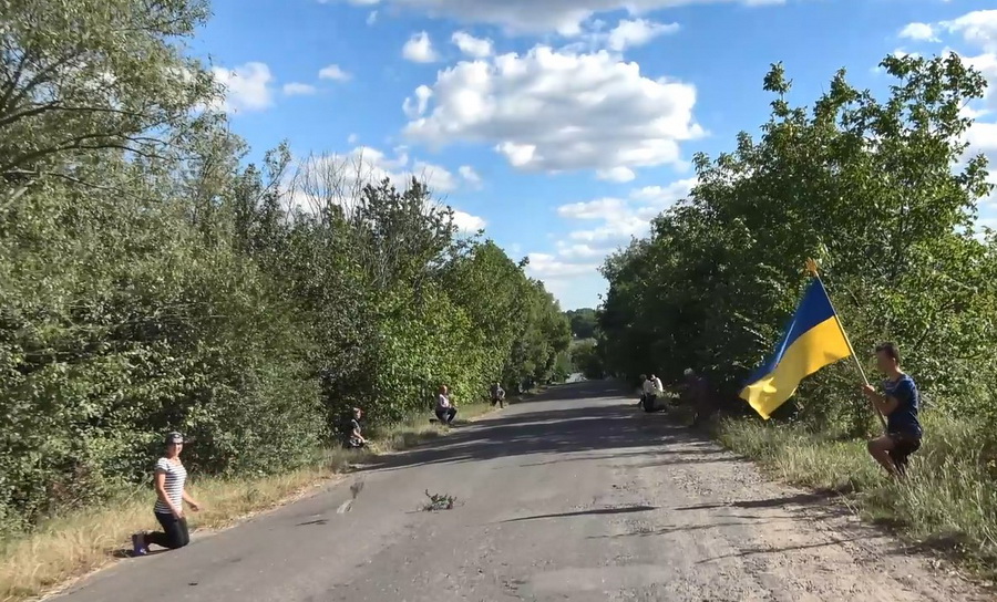 Украинцы 10-километровой живой цепью на коленях встречали погибшего героя Юрия Тарана (видео)