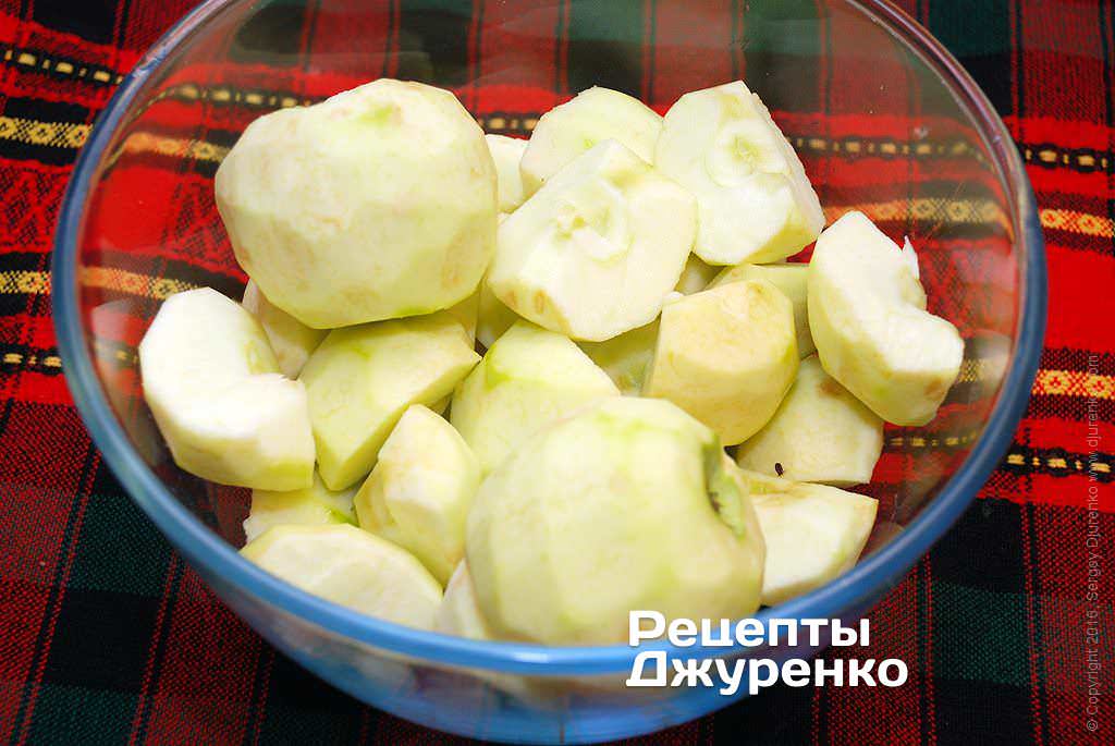 Кулінар поділився "швидким" рецептом шарлотки з яблуками: впорається навіть початківець!