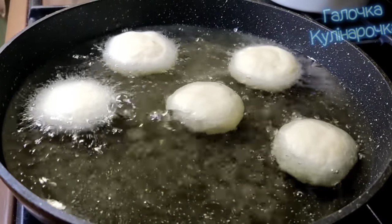 Вкусные пончики с вишнями на Рождество: простой пошаговый рецепт