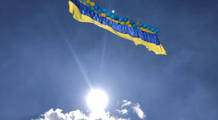 Над окупованим Донецьком пролетів прапор України: сюрприз від патріотів