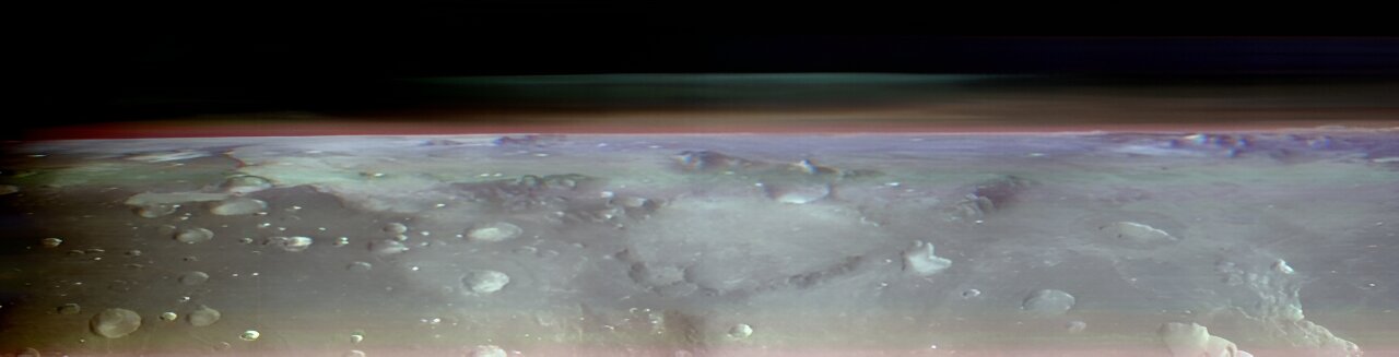 NASA показало уникальные снимки Марса и его спутника с необычного ракурса