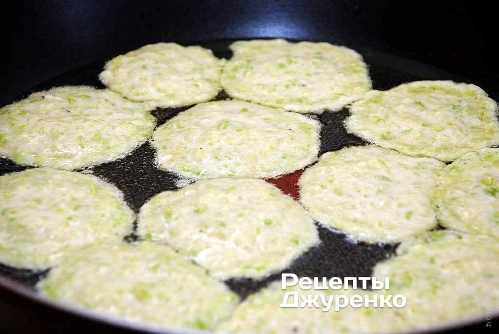 Кулінар розкрив секрет смачнющих кабачкових оладок: подавати тільки так!