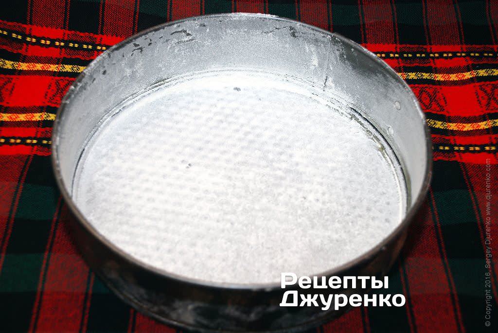 Кулінар поділився "швидким" рецептом шарлотки з яблуками: впорається навіть початківець!