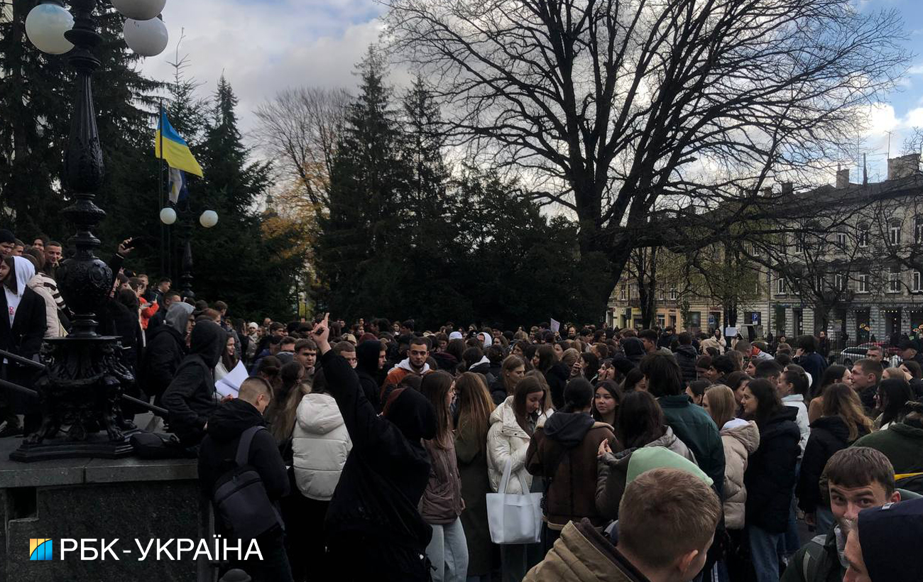 "Освіта без комуністів". У Львові великий мітинг проти Фаріон, тисячі студентів вийшли на вулицю