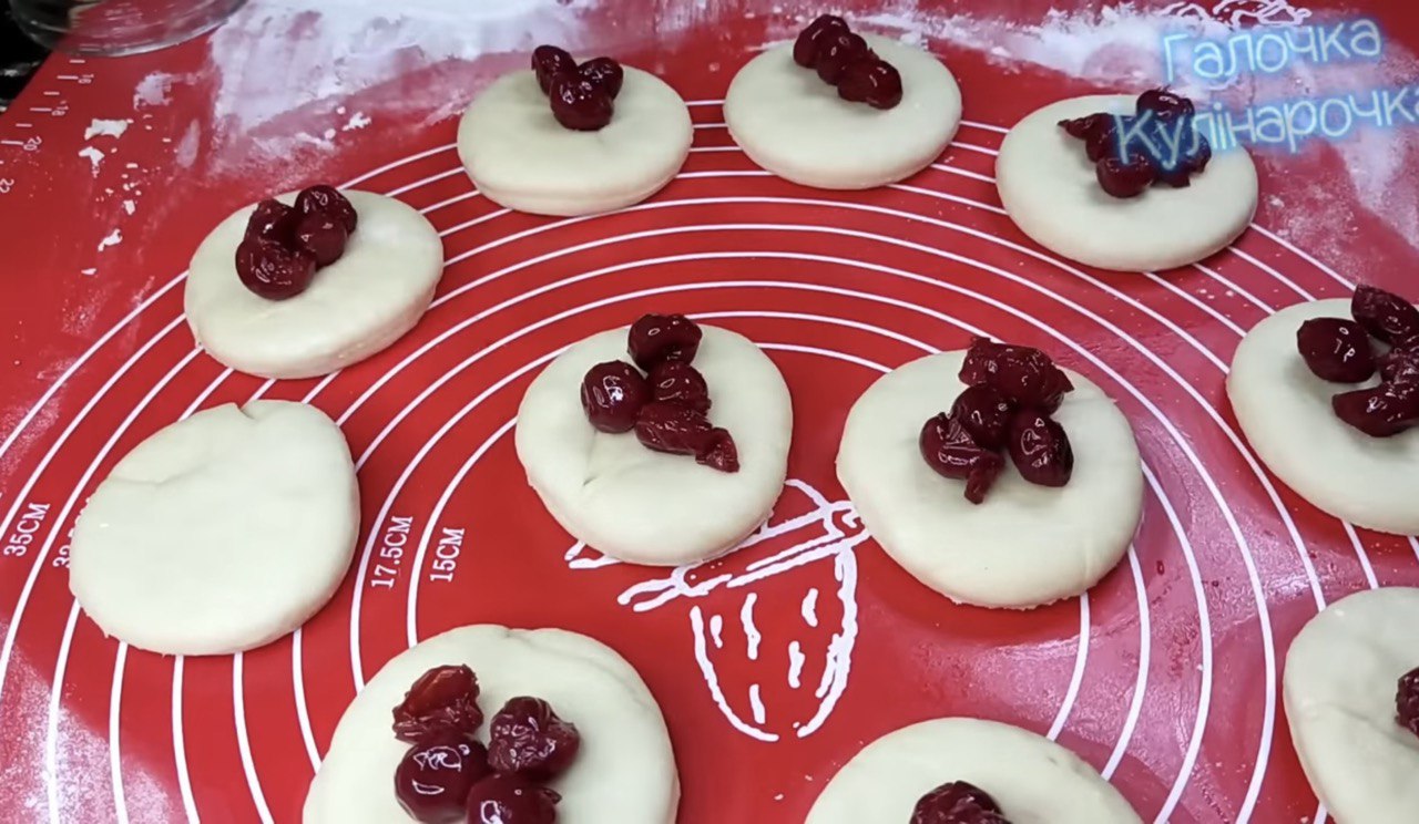 Вкусные пончики с вишнями на Рождество: простой пошаговый рецепт