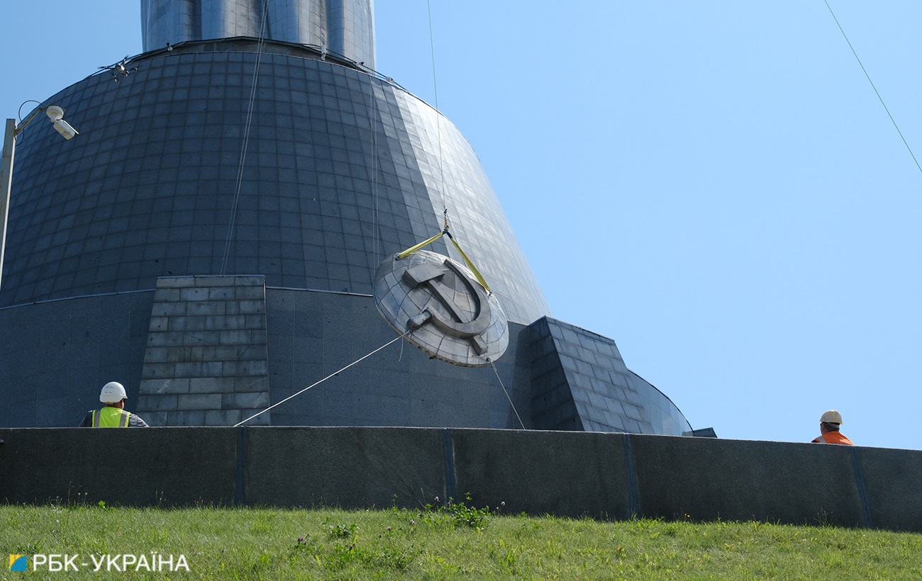 У росіян підгорає через демонтаж герба СРСР з "Батьківщини-матері": відео істерики