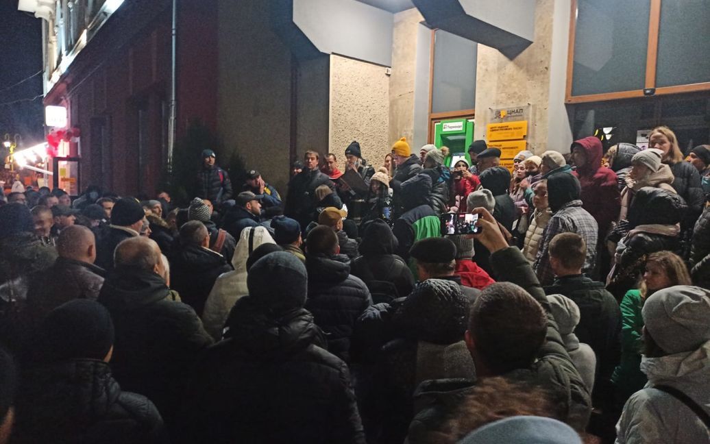 В Івано-Франківську батьки всю ніч мерзли у черзі заради запису в дитсадок (відео)