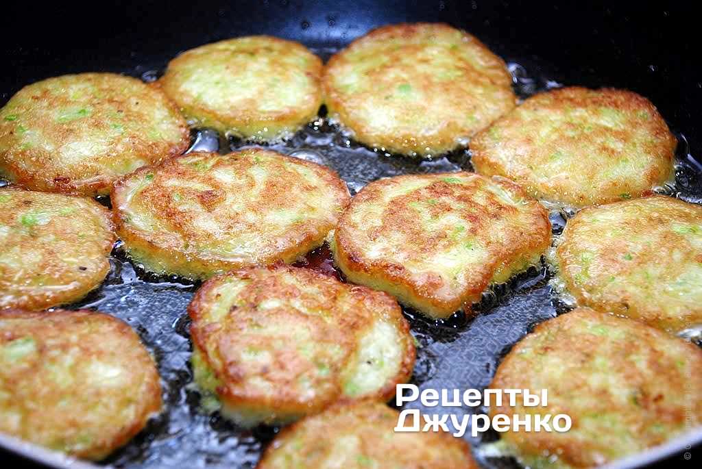Кулінар розкрив секрет смачнющих кабачкових оладок: подавати тільки так!