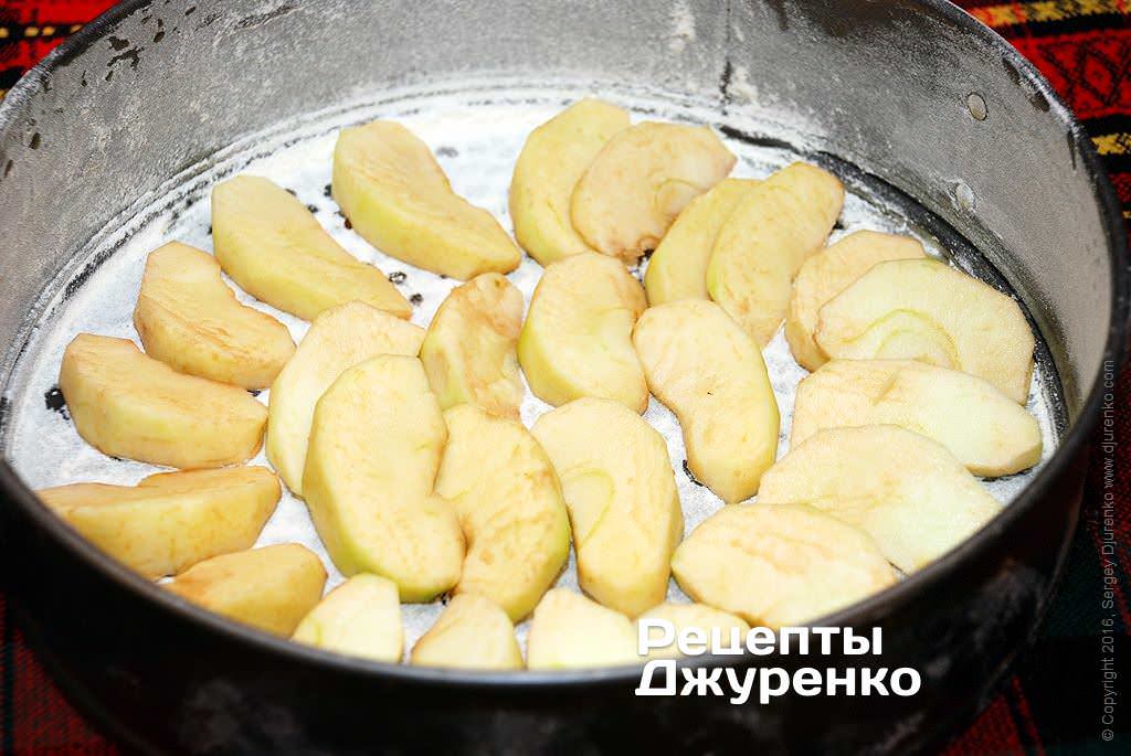 Кулінар поділився "швидким" рецептом шарлотки з яблуками: впорається навіть початківець!