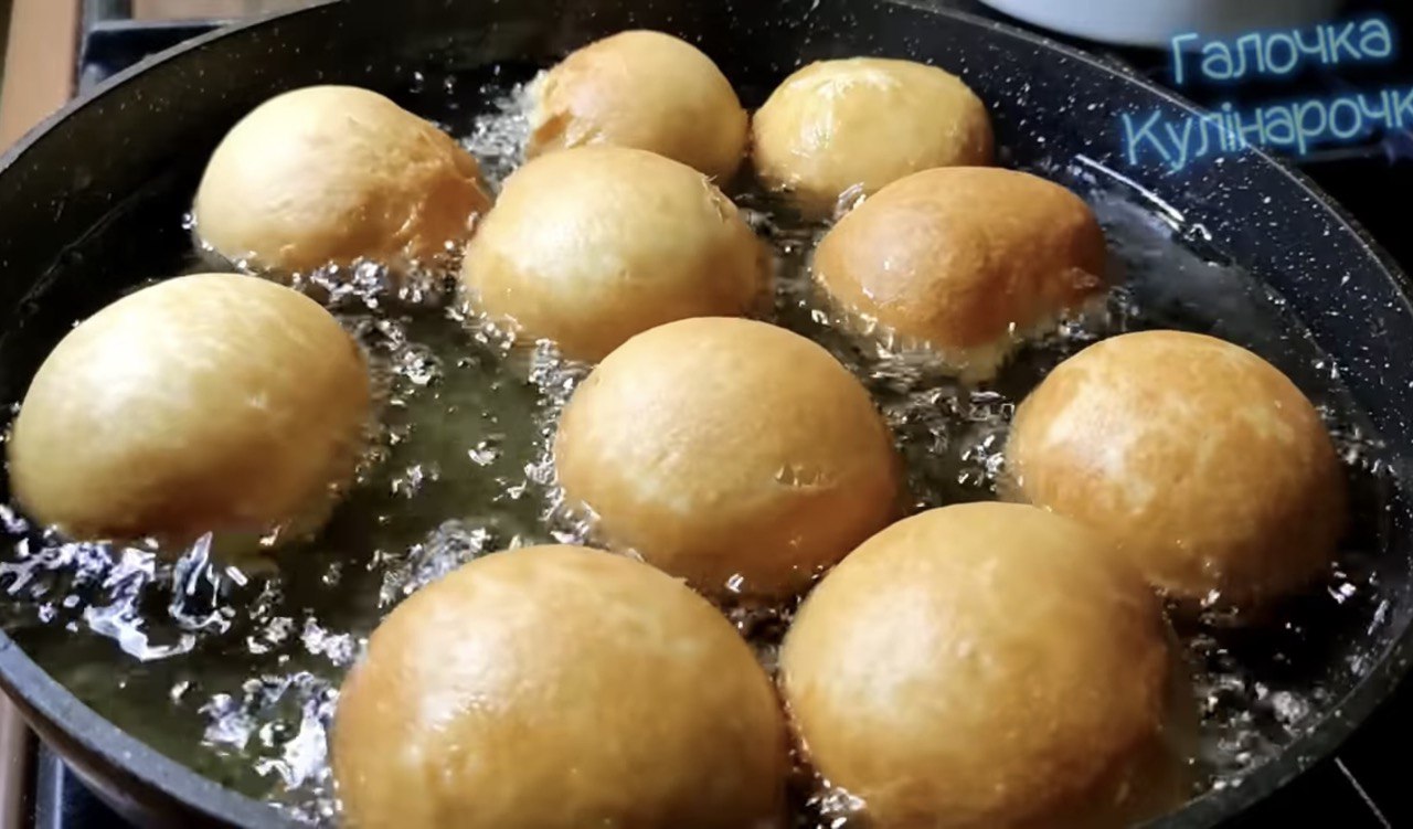 Вкусные пончики с вишнями на Рождество: простой пошаговый рецепт